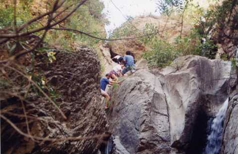 Escalando el salto principal de la presa